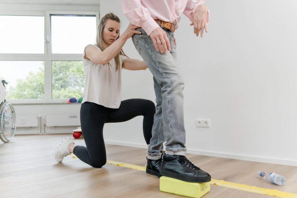 Klient beim Steh- und Gangtraining in der Praxis