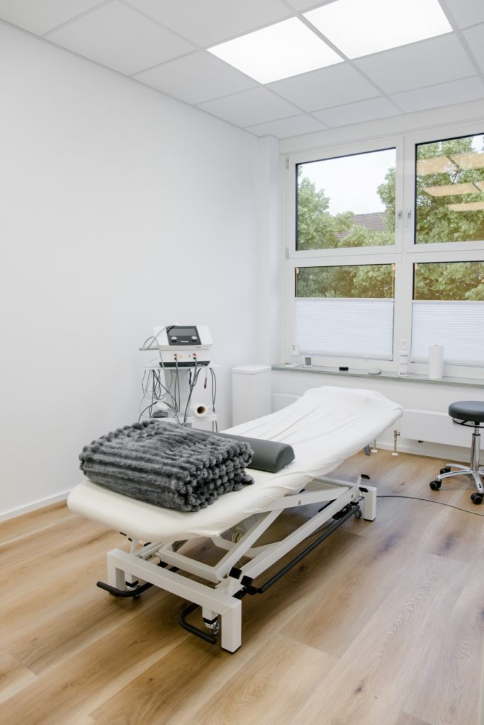 Therapieraum mit Behandlungsliege