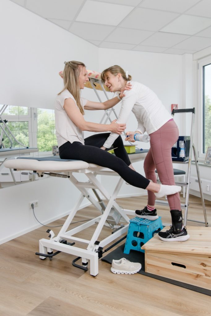 Klient beim Forced-Use-Training mit Therapeutin