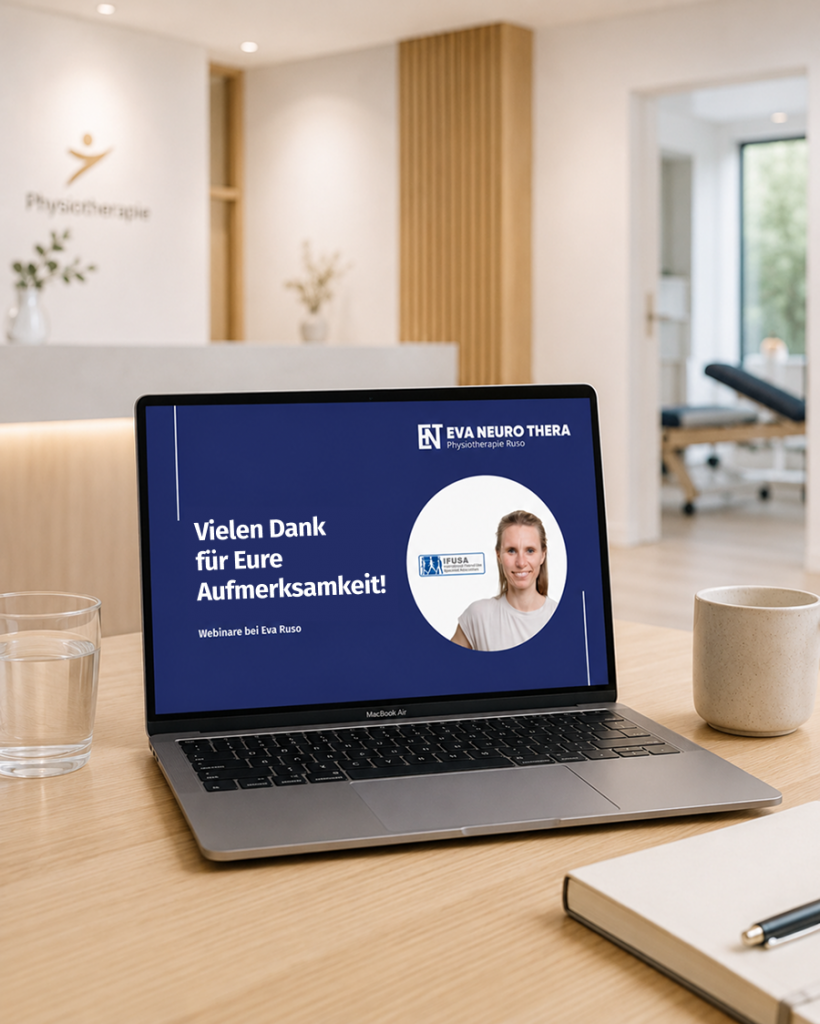 Laptop mit Webinar-Abschlussfolie von Eva Neuro Thera auf einem Tresen in der Praxis